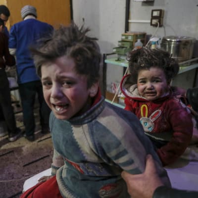 Lapsia hoidettavana sairaalassa Doumassa, itäisessä Ghoutassa.