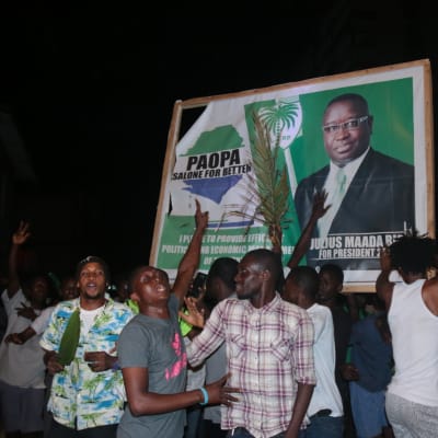 Oppositionsledaren Julius Maada Bios anhängare firar segern i huvudstaden Freetown 