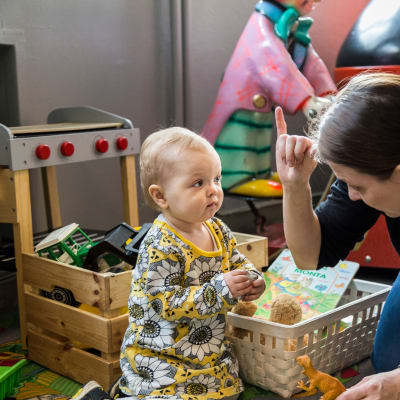 Äiti ja 1-vuotias vauva kommunikoivat viittomalla.