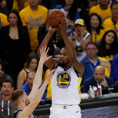 Golden State Warriorsin Kevin Durant heittää.