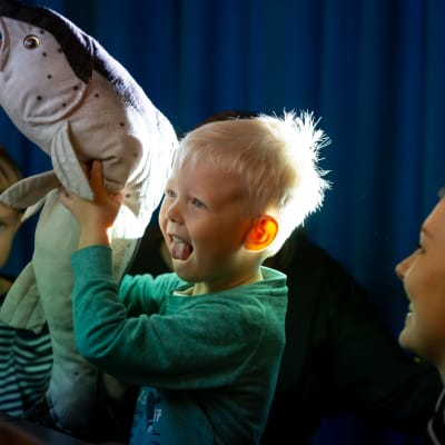 Neljävuotias Valtteri Sysimetsä tekee varjotatteria kalahahmon avulla.