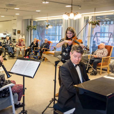 Klarinetisti Kimmo Leppälä, pianisti Ilkka Joronen ja alttoviulisti Heidi Ketola soittavat muistisairaille vanhuksille Sipoon Suvirinteen hoivakodissa.