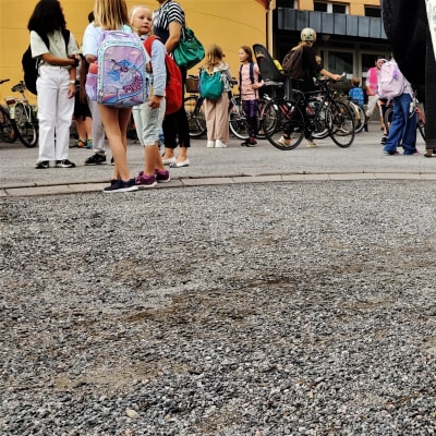 Skolbarn utanför Cygnaeus skola i Åbo.
