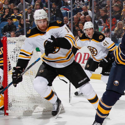 Jimmy Hayes och Joonas Kemppainen i Boston Bruins.