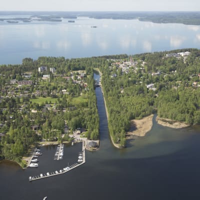 Ilmakuva kanavasta joka halkoo kapean kannaksen ja yhdistää kaksi järveä.