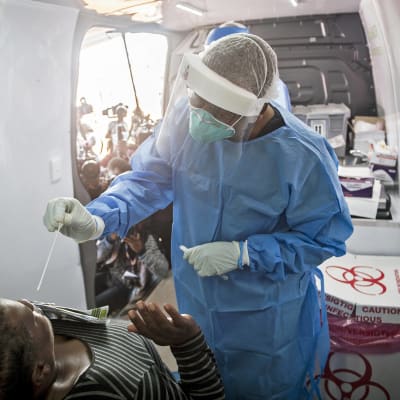 Sjukskötare i Johannesburg i Sydafrika utför provtagning för coronavirus.