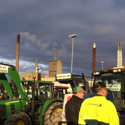 Jordbrukare protesterar i Vasa hamn