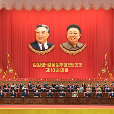 Den här bilden förmedlades från Nordkorea i torsdags. Den är tagen på en kongress som hölls av det styrande Arbetarpartiets ungdomsorganisation i huvudstaden Pyongyang.