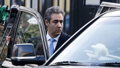 Dyster Michael Cohen på väg in i bilen från domstolen.