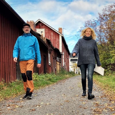 Simo Kaarre ja Venla Aakko kävelevät Valimokadulla Oulun Pikisaaressa.
