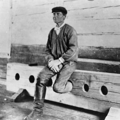 Rantsilan suntio näytää kuinka hänen nuoruudessaan istuttiin jalkapuussa (1915).