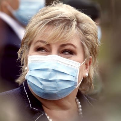Norges statsminister Erna Solberg har hamnat i blåsväder. Här en arkivbild från Solbergs besök i Litauen i september i fjol. 