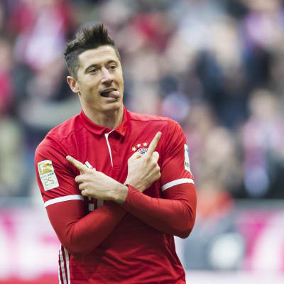 Robert Lewandowski firar mål.