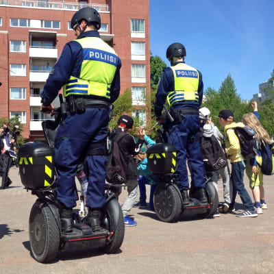 Segwaypoliser i Helsingfors.