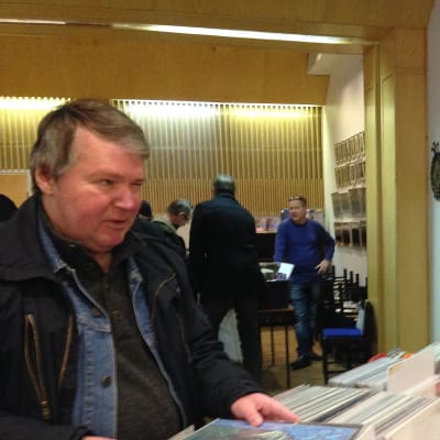 Levykauppias Pekka Nurminen hieroo kauppoja asiakkaan kanssa levymessuilla Kotkassa