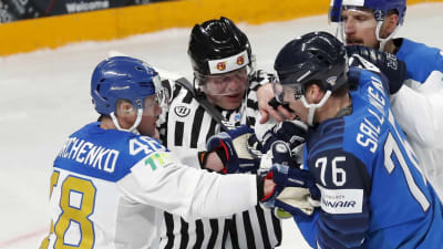 Kazakstans Roman Startjenko bråkar med Finlands Jere Sallinen.