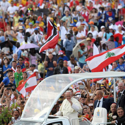 Påven Franciskus anländer till fältet utanför Krakow där han håller sin avslutningsmässa inför över 2,5 miljoner pilgrimer
