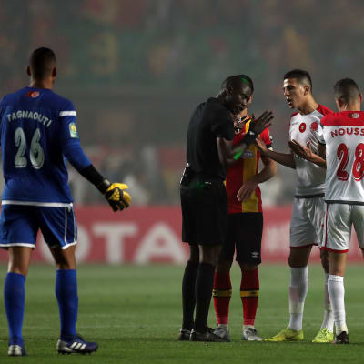 Spelare från Wydad Casablanca och Esperance talar med domaren.