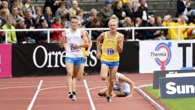 David Nilsson och Robin Ryynänen springer vidare, Jarkko Järvenpää faller, Sverigekampen 10000 meter 2017.