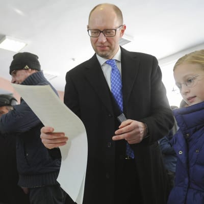 Premiärminister Arsenij Jatsenjuk röster i parlamentsvalet i Ukraina, i Kiev den 26 oktobr 2014.