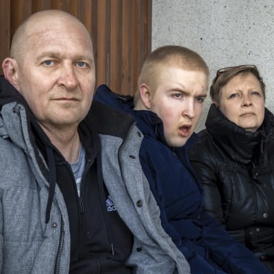 Alex Karioja (keskellä) vanhemmat Maarit Rasinkangas ja Jarkko Karioja