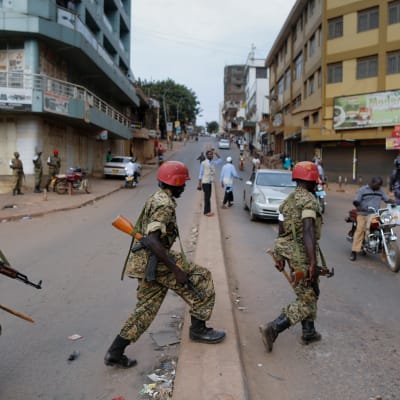 Sotilaspoliiseja Ugandan pääkaupungissa Kampalassa vuoden 2016 presidentinvaalien aikaan.