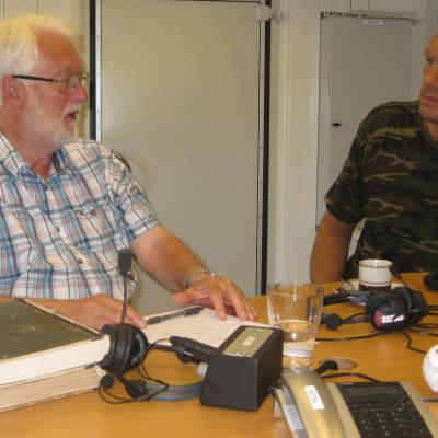 Lars Malmberg och Johan Lönnberg diskuterar i God morgon Västnylands studio.