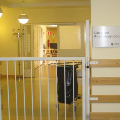 Ingången till långvårdsavdelningen på Mjölbolsta i Karis.