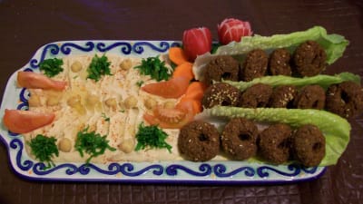 Tallrik med falafel och hummus.