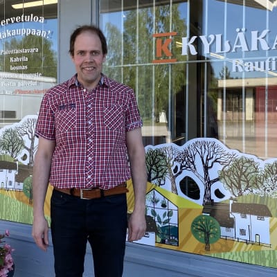 Kuvassa kauppaosuuskunnan puheenjohtaja Hannu Niemelä
