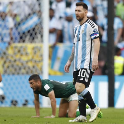 Lionel Messi spelar fotboll.