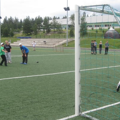 Pojkar spelar fotboll på planen i Kisakallio