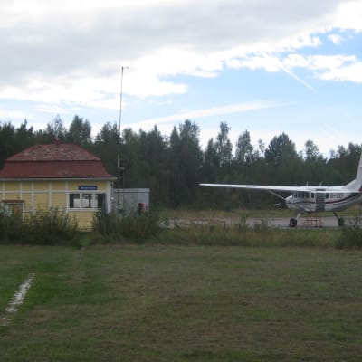 Flygplan på Hangö flygfält.