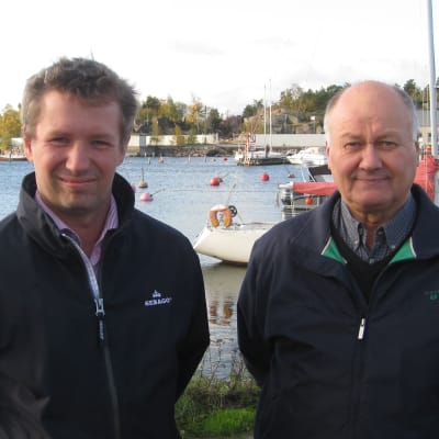 Björn Peltonen och Jouko Kavander med Drottningberg och Östra hamnen i Hangö i bakgrunden.