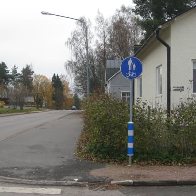 I Kila i Karis sköter staden Raseborg om att trottoarerna är putsade.