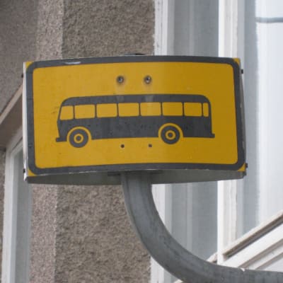 skylt på buss-stop