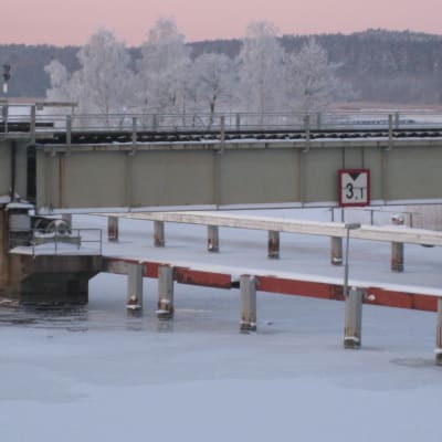 Järnvägsbron över Pojoviken gick inte fast på fredagsmorgonen på grund av kölden.