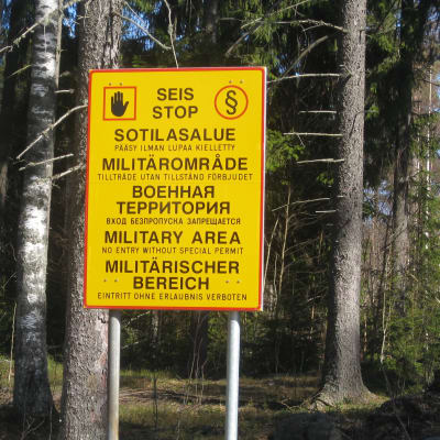 Skylten utanför skjutbaneområdet i Baggby talar sitt tydliga språk.