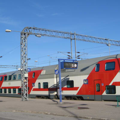 Tåget har stannat vid stationen i Karis.