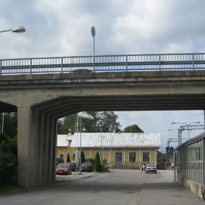 Järnvägsbron och Karis station