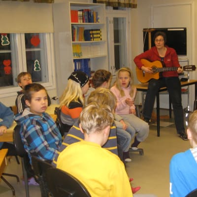 Läraren Monica Rosenqvist med elever i Snappertuna skola övar inför julfesten 2012.