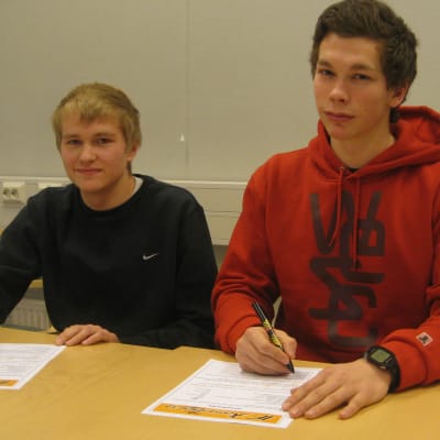 Marko Vendelin (t.v.) och Kristoffer Olin är klara för IF Raseborg.
