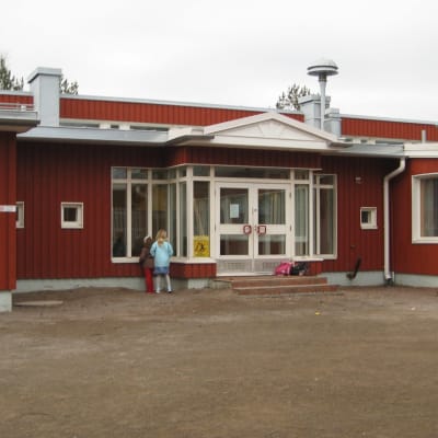 En röd byggnad som är Degerby skola.