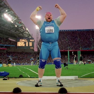 Arsi Harju tuuletti olympiakultaa Sydneyssa 2000. 