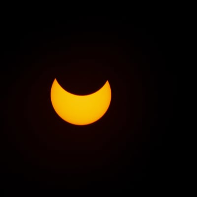 Kuu on mennyt osittain auringon etenee. Aurinko näkyy sirppinä.