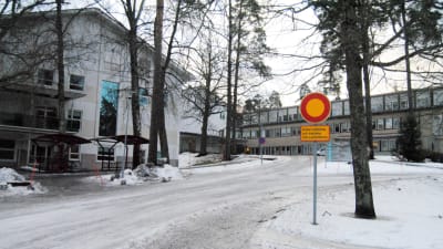 Vägen till Raseborgs sjukhus är snöig och hal.