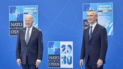 Joe Biden och Jens Stoltenberg på NATO-toppmöte.