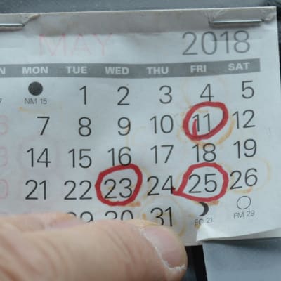 Kalender med tre datum utmärkta med röd tusch