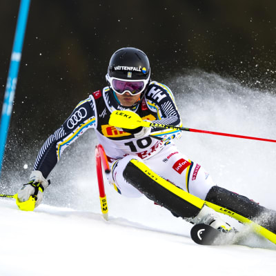 André Myhrer åker slalom så fort han kan i hemma-VM i Åre 2019.