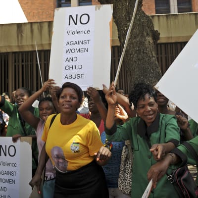 Protester utanför domstolen i Pretoria.
